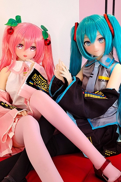  two aotume dolls playing